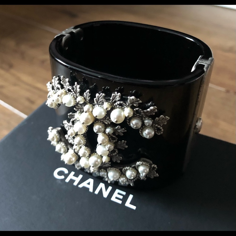 CHANEL-AUTHENTIC (Preowned) Black Faux Pearl & Silver Leaf Hinge Bracelet